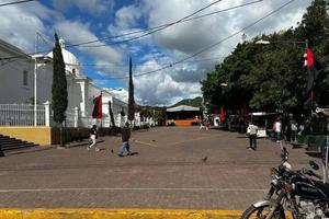 The flags of the Sandinista dictatorship in front of the Matagalpa Cathedral.