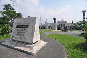 Statue of Dom Justo Takayama, who settled in Manila after he was exiled from Japan in 1615.