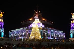 More than 4,000 faithful attended the celebration of the Christmas Mass at the St. George Parish in the suburb of Edappally, India.