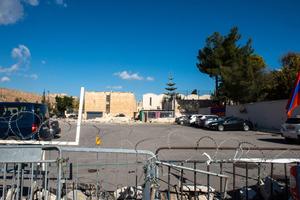 An improvised barricade covered with barbed wire. In the background, the tent of activists from the “Save the Armenian Quarter” (ArQ) association who are guarding the “Cow’s Garden” parking lot.