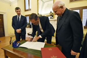 Chuck Robbins, the chief executive of the multinational digital communications conglomerate Cisco, signs the ‘Rome Call for AI Ethics,’ a document by the Pontifical Academy for Life, on April 24, at the Vatican.