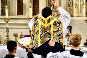 Elevation of the chalice at a Traditional Latin Mass.