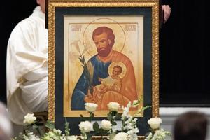 In 2021, the Knights of Columbus announced the selection of this icon of St. Joseph holding the Child Jesus as the centerpiece of the current K of C pilgrim icon prayer program. The original icon was created (or ‘written’) by Élizabeth Bergeron, an iconographer in Montréal, based on a drawing by Alexandre Sobolev. 