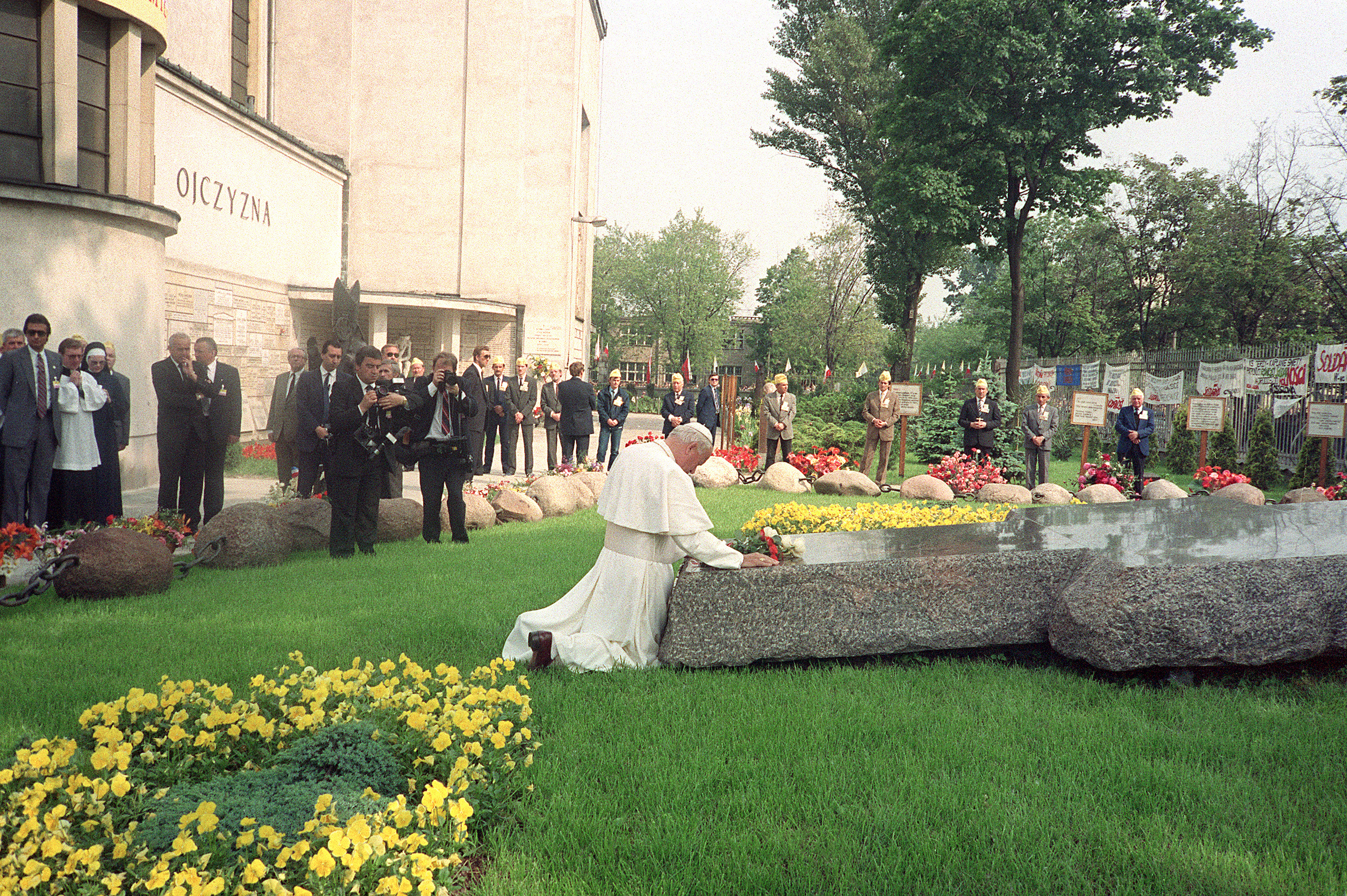 Pope John Paul II prays 14 June 1987 before Jerzy Popieluszko grave