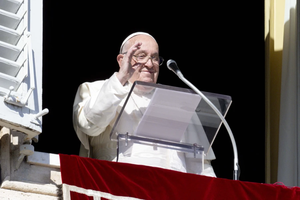 Papa Franjo maše hodočasnicima okupljenima na Trgu svetog Petra sa svog prozora u Apostolskoj palači tijekom svog govora Angelusa na svetkovinu Svih svetih, 1. studenoga 2024. Papa Franjo maše hodočasnicima okupljenima na Trgu svetog Petra sa svog prozora u Apostolskoj palači tijekom svog govora Angelusa na svetkovinu Svih svetih, 1. studenoga 2024.