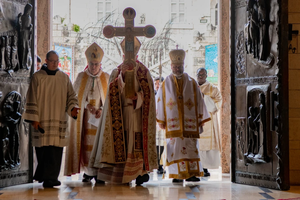 The entry of the cross into the Basilica of the Annunciation in Nazareth on Dec. 29, 2024, marks the opening of the 2025 Jubilee Year of Hope in the Holy Land. The Latin patriarch of Jerusalem, Cardinal Pierbattista Pizzaballa, crossed the threshold of the basilica carrying the jubilee cross accompanied by Archbishop Moussa Hage, Maronite archbishop of Haifa and the Holy Land (on his right), and Archbishop Youssef Matta, Greek Catholic (Melkite) archbishop of Acre, Haifa, Nazareth, and Galilee (on his left).