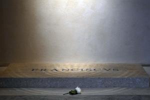A white rose lays on the tomb of Pope Francis on the first day of its opening to the public in Santa Maria Maggiore Basilica in Rome on April 27, 2025.