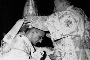 Pope Paul VI, crowned by Cardinal Alfredo Ottaviani, was the last pope to be crowned, in 1963.