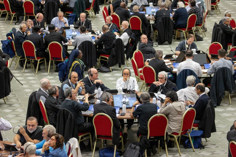 Les délégués au Synode 2024 sur la synodalité participent à des tables rondes le 10 octobre 2024, dans la salle Paul VI au Vatican. Les délégués au Synode 2024 sur la synodalité participent à des tables rondes le 10 octobre 2024, dans la salle Paul VI au Vatican.