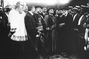 Gaudí shows the Sagrada Família to the Papal nuncio, Cardinal Francesco Ragonesi (1915). On that occasion, Cardinal Ragonesi considered Gaudí 'The Dante of architecture.'