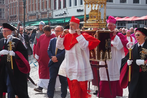 In the morning, the Holy Blood is venerated in St. Salvator Cathedral during a Eucharistic celebration, with Archbishop of Tehran Cardinal Mathieu concelebrating. Then, during the procession, he carries the reliquary for part of the route on May 28, 2025.