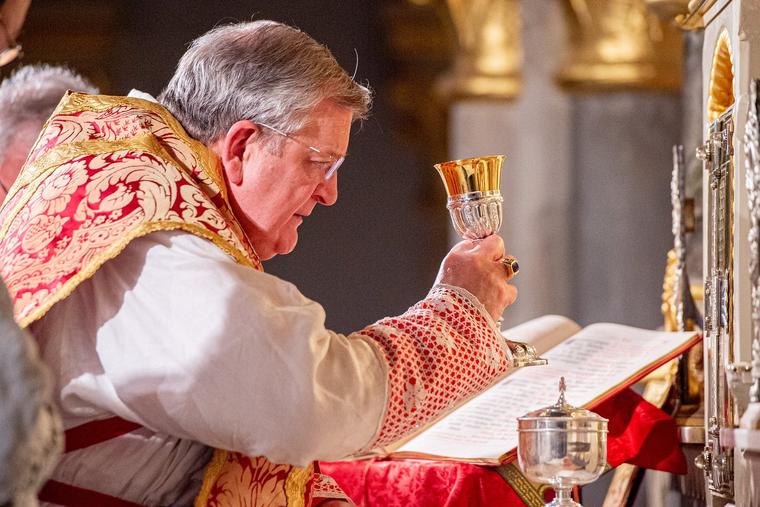 O cardeal Raymond Burke celebra a missa em latim.
