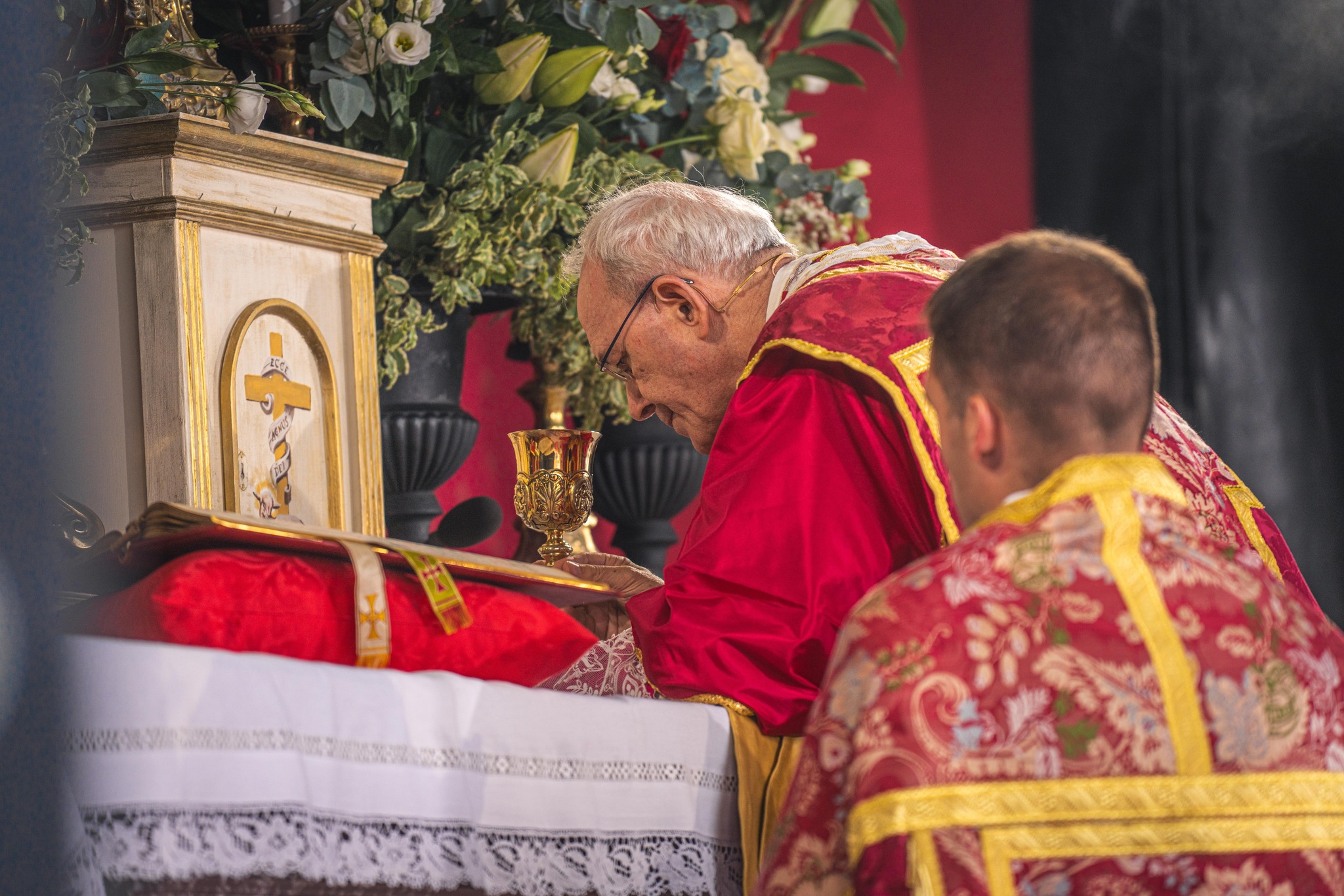 Bishop Athanasius Schneider celebrating the Pentecost Sunday Mass on the road to Chartres (Credit Notre Dame de Chrétienté)
