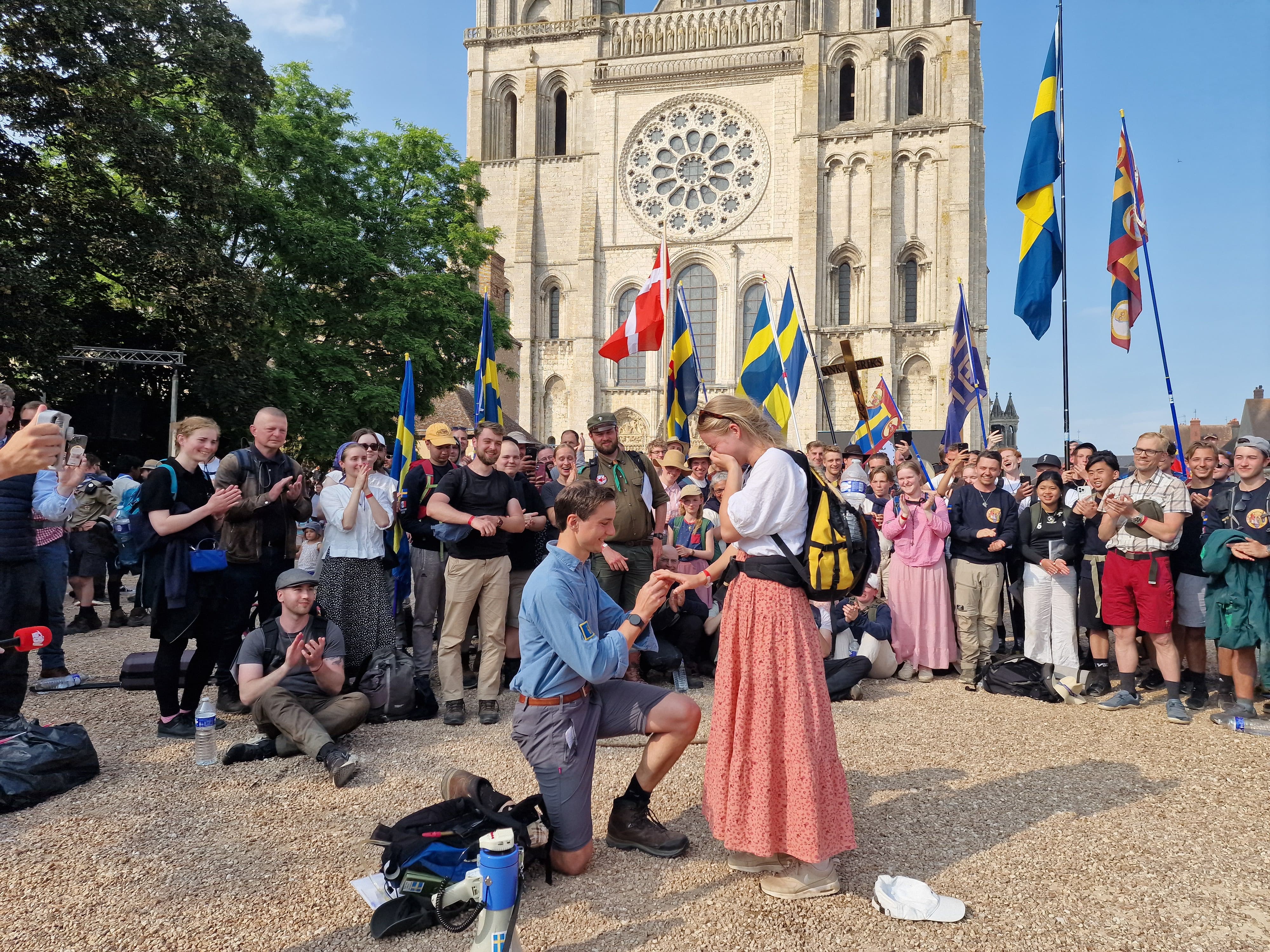 Max proposing to Elisabeth at the arrival to Chartres