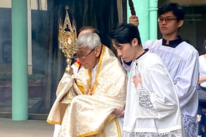 Cardinal Joseph Zen leads a Eucharistic procession in Hong Kong after celebrating the Latin Mass June 22.