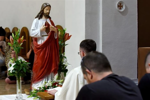 Faithful pray before a statue of the Sacred Heart of Jesus during Croatia’s consecration ceremony on June 27, 2025, as the nation dedicated itself anew to Christ’s divine love following the tradition established by their ancestors at the Church of Our Miraculous Lady of Sinj.