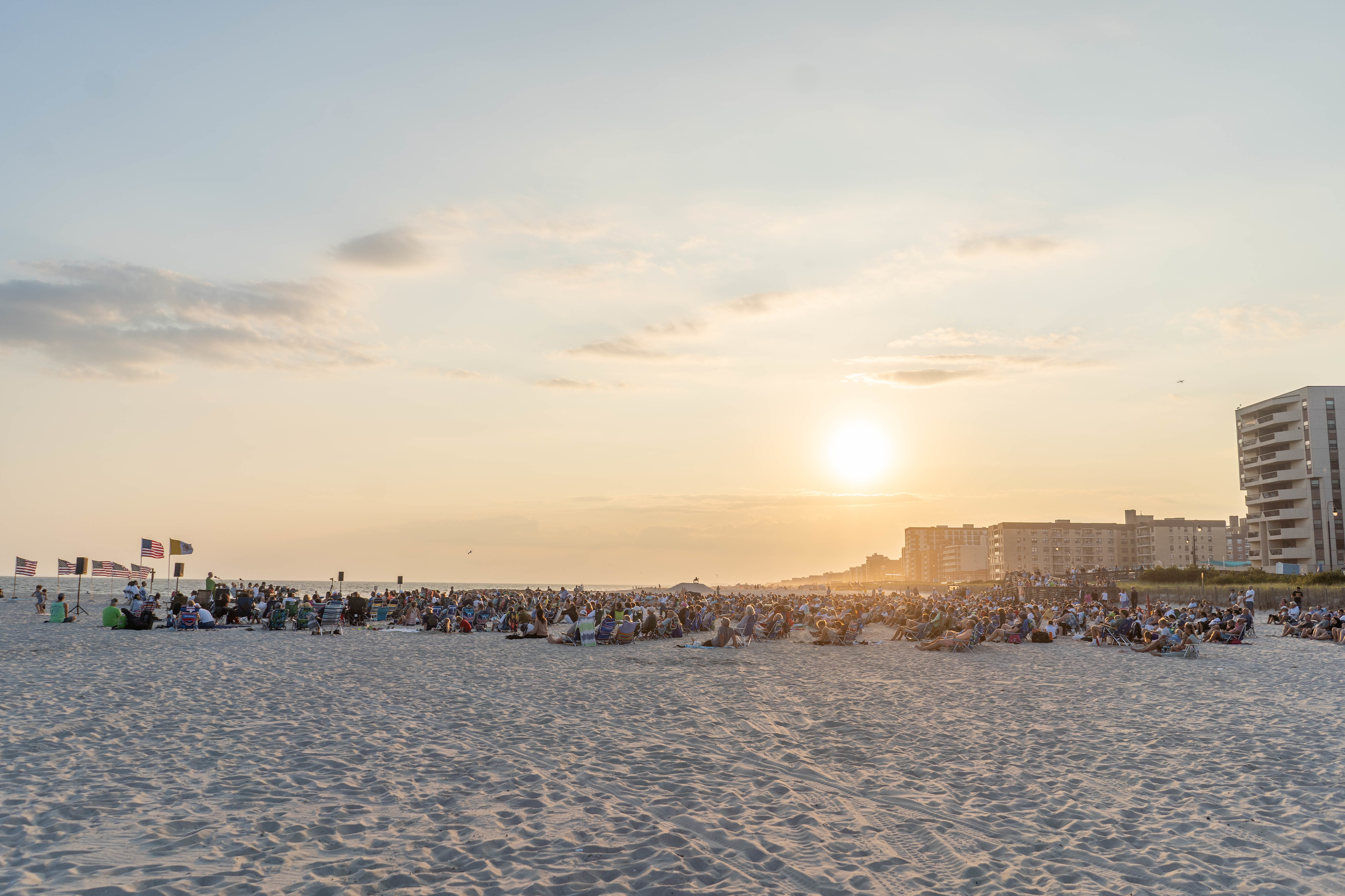 Fiéis participam da Missa na praia em Long Island, julho de 2025