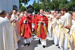 Just-ordained Father Eric Artz, l, and Father Ryan Martire, r, smile in June 2024.