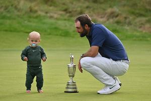 Američki golfer Scottie Scheffler i njegov sin Bennett igraju se s Claret Jug -om 18. Green -a nakon što je Scheffler 20. srpnja osvojio 153. otvoreno prvenstvo u Royal Portresh Golf Clubu u Sjevernoj Irskoj.