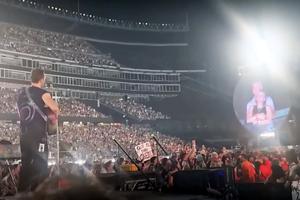 Chris Martin nastupa na koncertu Coldplay-a 16. srpnja na stadionu Gillette u Foxboroughu, Massachusetts, gdje je zarobljen virusni trenutak KISS-CAM-a u koji je uključen dva rukovoditelja.