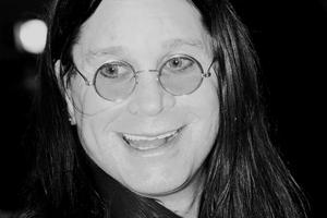 Ozzy Osbourne sudjeluje na večeri dopisnika Bijele kuće u Washingtonu, DC, 4. svibnja 2002., gdje ga je pozvala Fox News 'Greta Van Susteren i razigrano je u glavnom obraćanju predsjednika Georgea W. Busha. Ozzy Osbourne sudjeluje na večeri dopisnika Bijele kuće u Washingtonu, DC, 4. svibnja 2002., gdje ga je pozvala Fox News 'Greta Van Susteren i razigrano je u glavnom obraćanju predsjednika Georgea W. Busha.