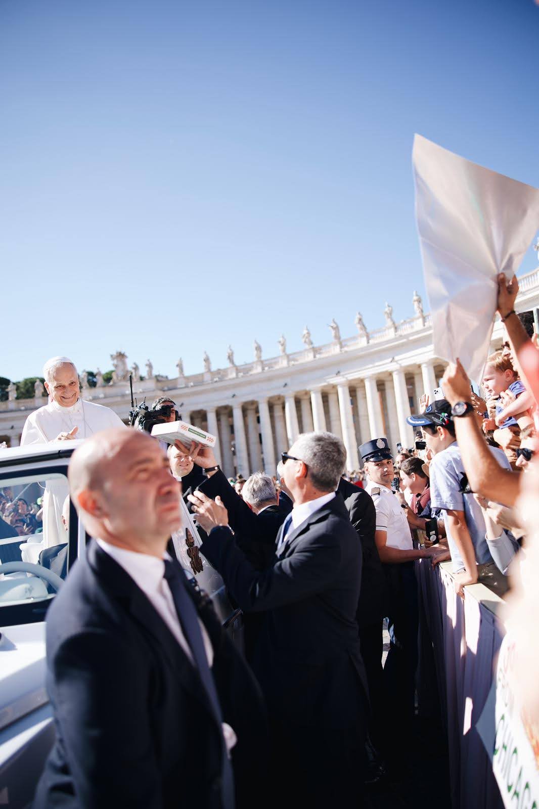 Pizza ga čini na brodu PopeMobile.