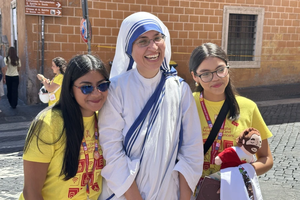 Fifty-four Missionaries of Charity are in Rome this week for the Catholic Church’s Jubilee of Young People, where they are approaching young people one by one to invite them to spend time with Christ in all-day Eucharistic Adoration and to learn about the mission and message of their founder, St. Teresa of Calcutta.