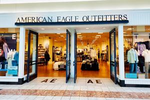 Trgovina American Eagle Outfitters viđena je u trgovačkom centru u Manassas, Virginia, 13. veljače 2024. godine. Nedavna oglasna kampanja prodavača u kojoj je glumica Sydney Sweeney privukla internetsku pažnju zbog svoje riječi riječi na 