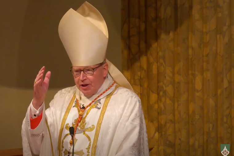 Le cardinal Willem Eijk prêche lors d'une messe le 31 juillet pour célébrer la fondation par le cardinal Burke du sanctuaire de Notre-Dame de Guadalupe à La Crosse, dans le Wisconsin, en 2008. Le cardinal Willem Eijk prêche lors d'une messe le 31 juillet pour célébrer la fondation par le cardinal Burke du sanctuaire de Notre-Dame de Guadalupe à La Crosse, dans le Wisconsin, en 2008.