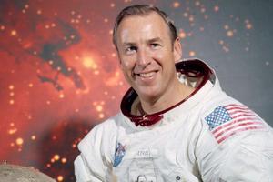Official portrait of astronaut Jim Lovell