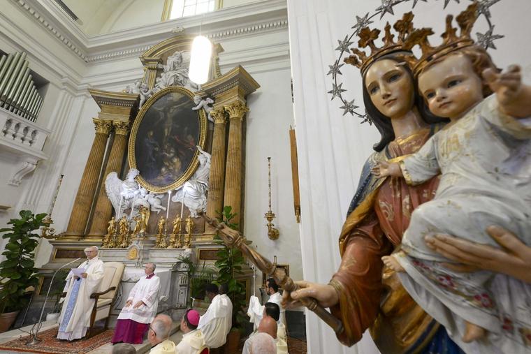 Le pape Léon XIV célèbre la Sainte Messe dans la paroisse pontificale Saint-Thomas de Villanova à Castel Gandolfo, en Italie, pour la solennité de l'Assomption, le 15 août 2025. Le pape Léon XIV célèbre la Sainte Messe dans la paroisse pontificale Saint-Thomas de Villanova à Castel Gandolfo, en Italie, pour la solennité de l'Assomption, le 15 août 2025.