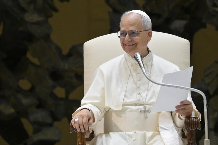O Papa Leão XIV sorri durante sua audiência geral de quarta-feira, 13 de agosto de 2025, na Sala Paulo VI, no Vaticano.