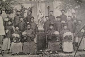 Chinese seminarians in a Jesuit mission in 1900.