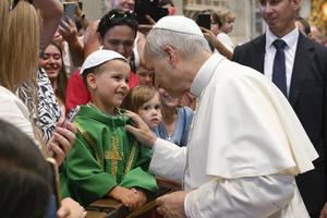 Papa Leo XIV pozdravlja mladog papinskog obožavatelja u bazilici svetog Petra tijekom opće publike u srijedu, 20. kolovoza 2025., u Vatikanu. Papa Leo XIV pozdravlja mladog papinskog obožavatelja u bazilici svetog Petra tijekom opće publike u srijedu, 20. kolovoza 2025., u Vatikanu.