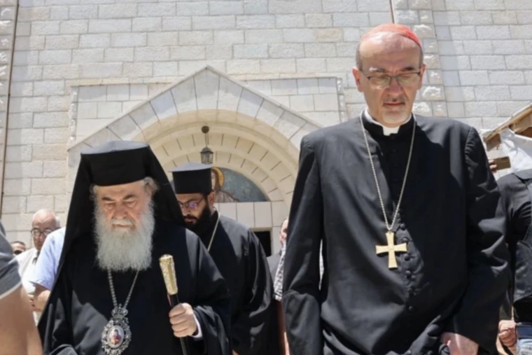 Le patriarche latin de Jérusalem, le cardinal Pierbattista Pizzaballa, et le patriarche grec orthodoxe Théophile III quittent l'église après une visite à la paroisse de la Sainte Famille à Gaza le 18 juillet 2025. Le patriarche latin de Jérusalem, le cardinal Pierbattista Pizzaballa, et le patriarche grec orthodoxe Théophile III quittent l'église après une visite à la paroisse de la Sainte Famille à Gaza le 18 juillet 2025.