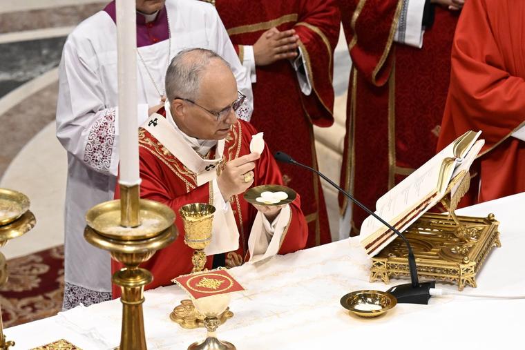 Le pape Léon célèbre la messe le 29 juin 2025, en la solennité des saints Pierre et Paul.