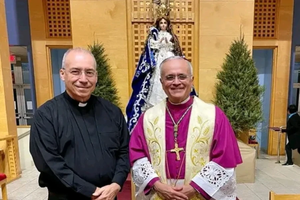 Father Edwin Román (left) with Bishop Silvio Báez.