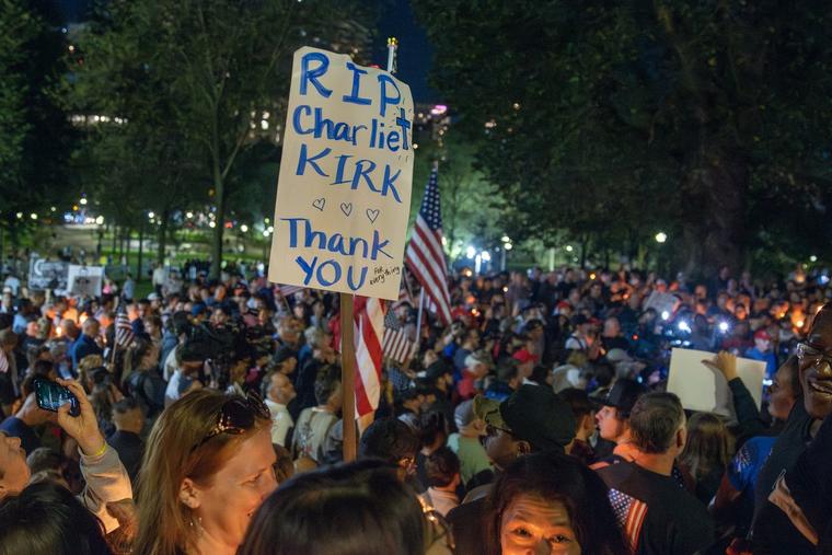 Centenas de pessoas se reúnem em 18 de setembro do lado de fora da Massachusetts State House, em Boston, para uma vigília à luz de velas em homenagem a Charlie Kirk.