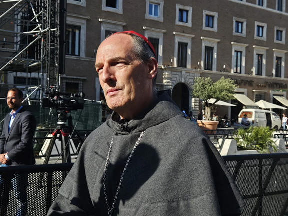 Le cardinal François-Xavier Bustillo se tient devant la place Saint-Pierre après le conclave qui a élu le pape Léon XIV.