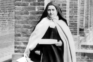 Portrait of St. Thérèse of Lisieux in the Carmelite Convent's inner court yard, she holds in her left hand a parchment on which she has written these words of Teresa of Ávila: ‘I would give a thousand lives to save a soul’; and in her right hand a book by Léonide Guiot.