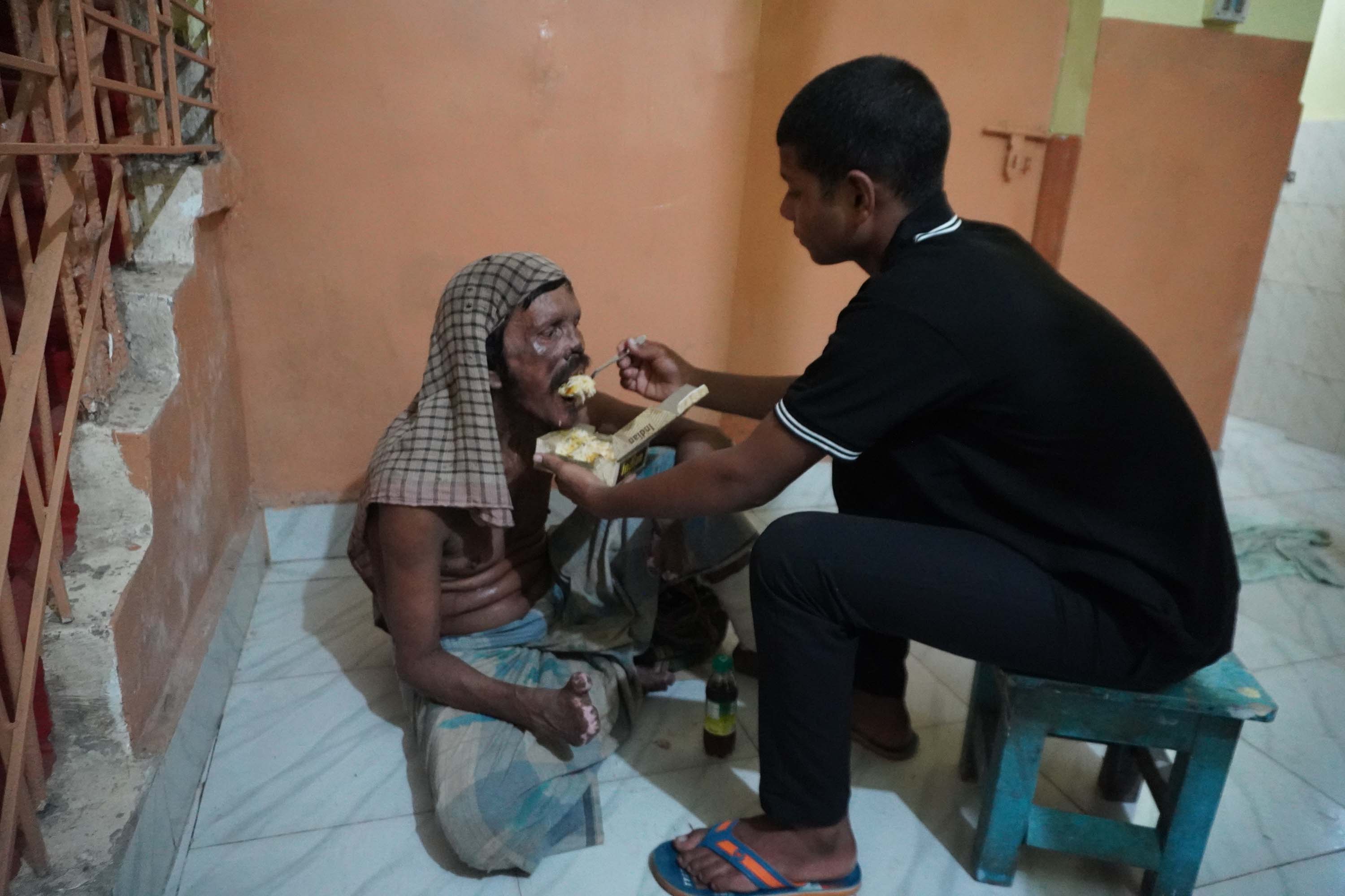 MC seminarian spoon feeds leprsoy victim without palms at Asha Dan (Gift of Hope) in Kolkata on Sep 7 2025 ss