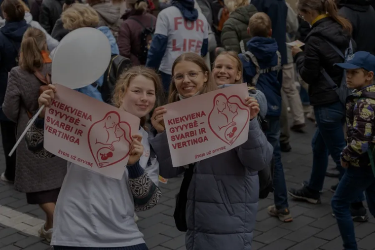 Des jeunes filles portent des affiches qui signifient « Chaque vie est importante et précieuse » lors de la Marche pour la vie à Vilnius, en Lituanie, le 4 octobre 2025.