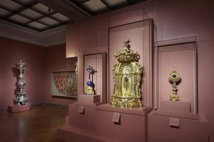 The exhibit includes monstrances and liturgical vessels.