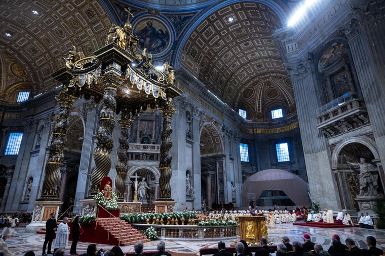 Vue de la basilique Saint-Pierre pendant la messe de la solennité de l'Immaculée Conception, avec le baldaquin du Bernin et l'autel papal décoré de fleurs blanches, le 8 décembre 2024.