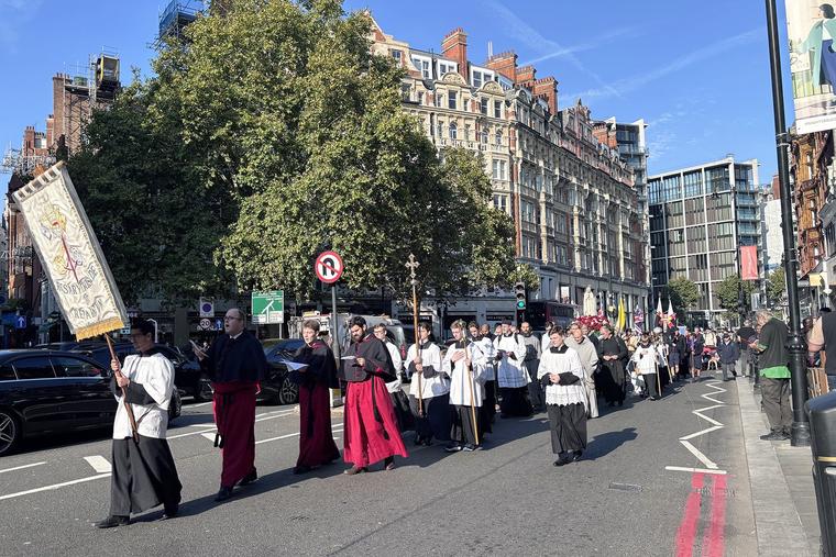 2,000 Join Rosary Crusade Through Streets of London