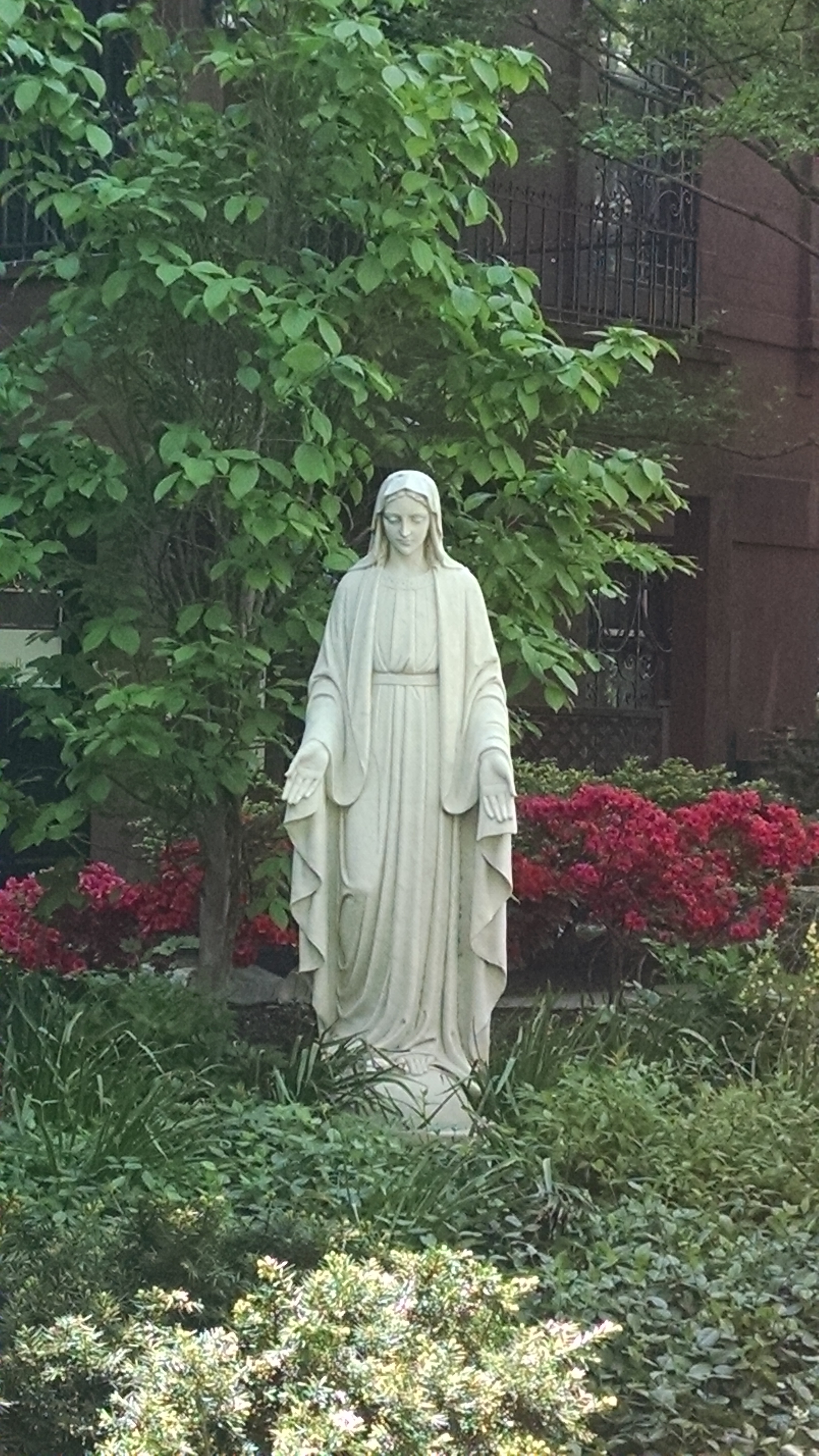 Willett statue of Mary