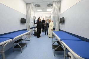 The Pope visits a new outpatient clinic for people in need in St. Peter’s Square.