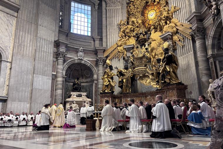 Une messe solennelle pontificale, une messe traditionnelle spéciale en latin, est célébrée par le cardinal Raymond Burke à l'autel de la Chaire de la basilique Saint-Pierre de Rome le 25 octobre. Une messe solennelle pontificale, une messe traditionnelle spéciale en latin, est célébrée par le cardinal Raymond Burke à l'autel de la Chaire de la basilique Saint-Pierre de Rome le 25 octobre.