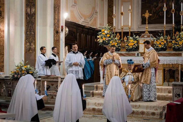 Beautiful Reception of habit and profession of temporary vows of the Sisters Adorers in Naples. Beautiful Reception of habit and profession of temporary vows of the Sisters Adorers in Naples.