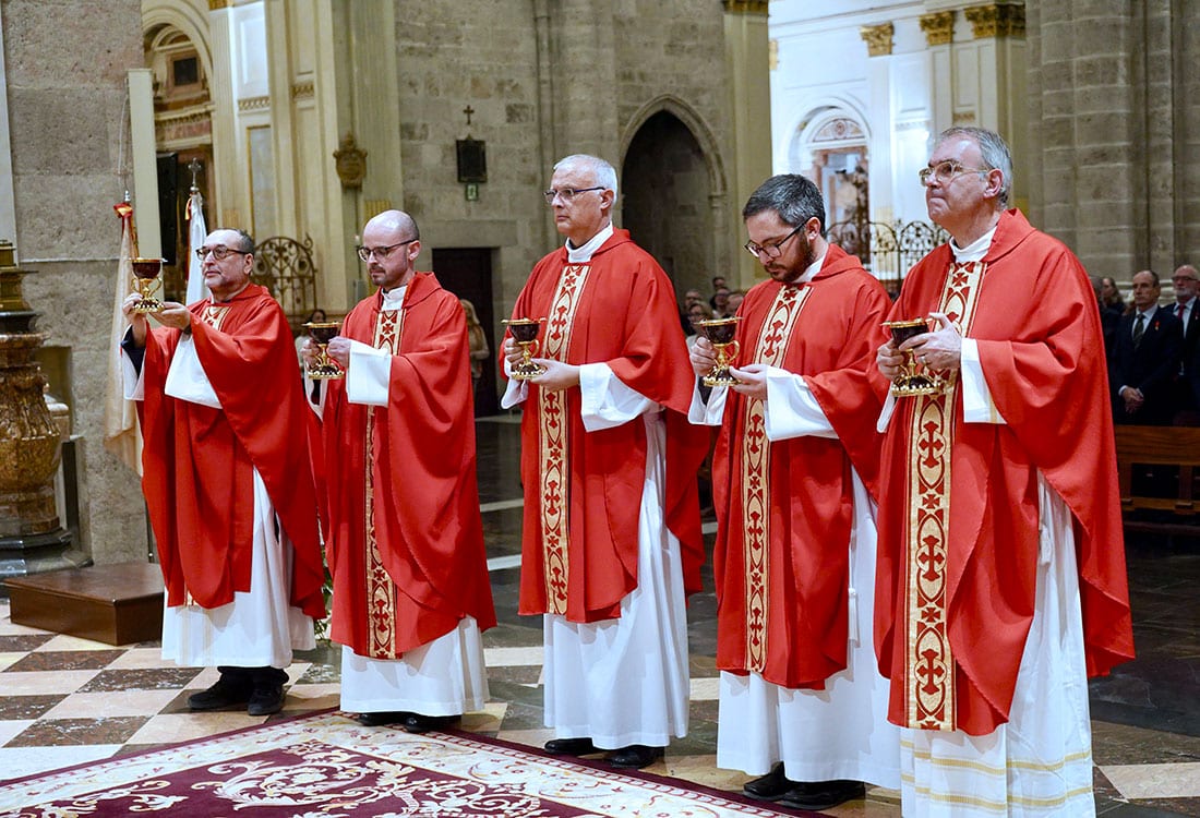 In his homily, the Archbishop of Valencia invited the faithful “to allow their outward pilgrimage to the cathedral to reflect an inner return to the Cenacle — the room of the Last Supper — where the Church first received the Eucharist.”